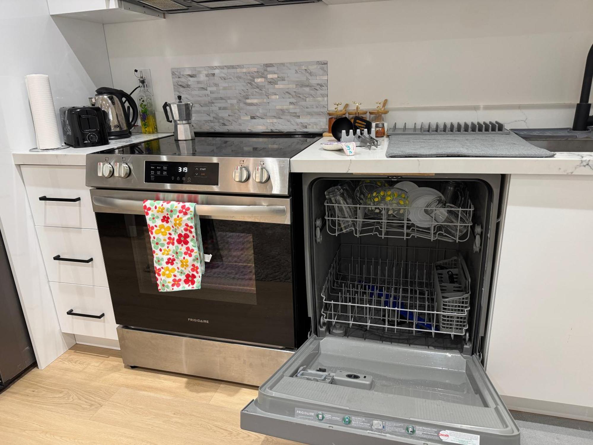 Cozy, Brand-New, 2Bdr,Walkout Apt, Free Parking 列治文山 外观 照片