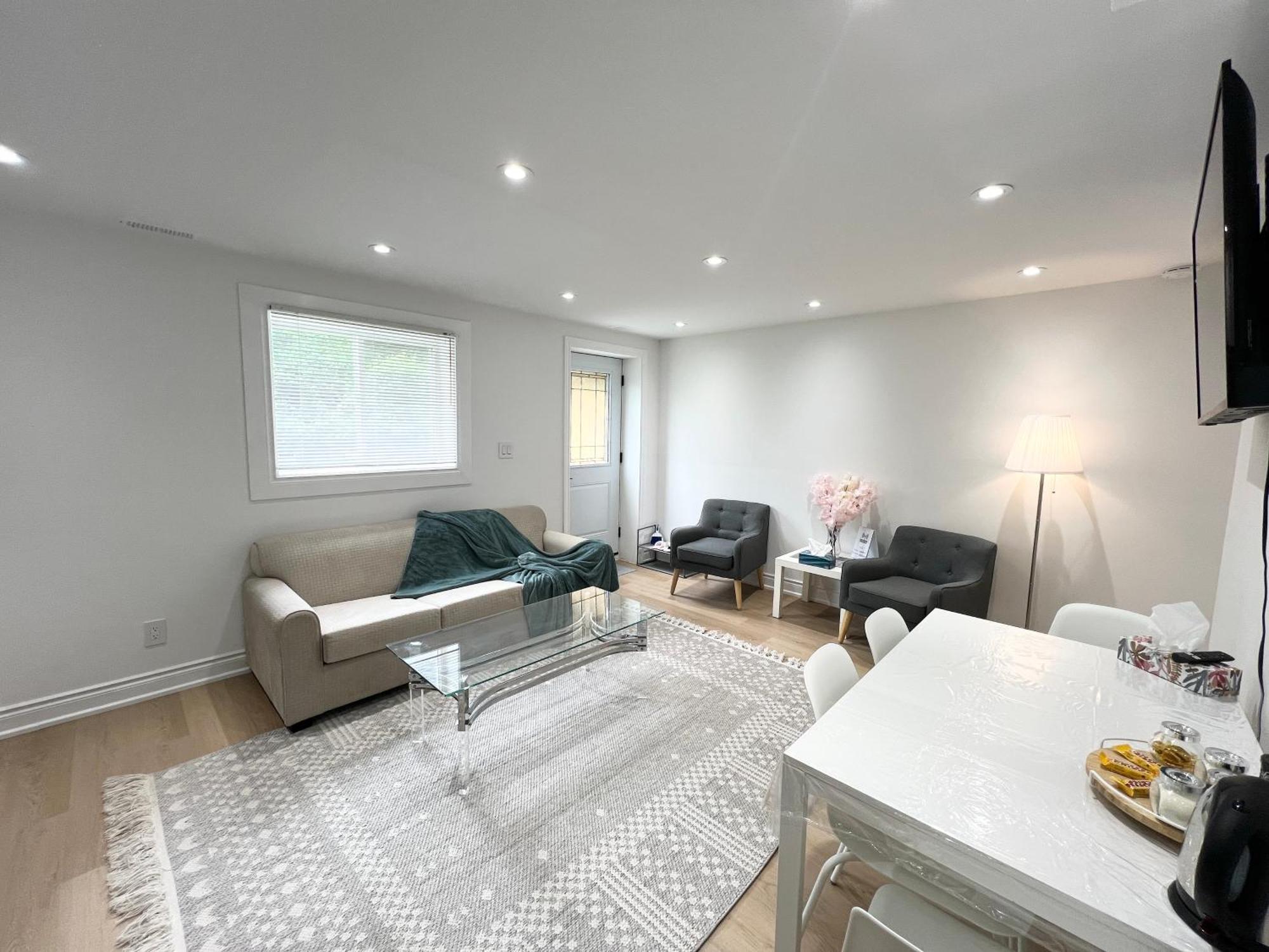 Cozy, Brand-New, 2Bdr,Walkout Apt, Free Parking 列治文山 外观 照片